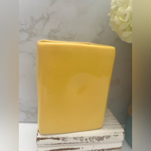 Like new used Rae Dunn “BRIGHT IDEAS” yellow pencil pen holder desk accessory. - Picture 4 of 7